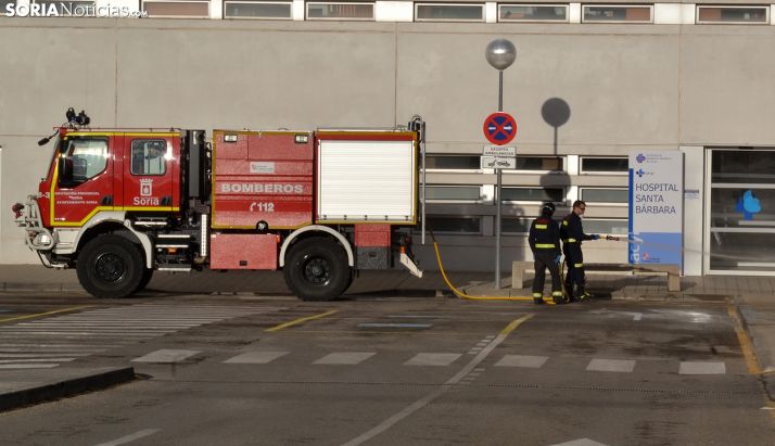 Bomberos desifectando la entrada al Santa Bárbara este lunes. /SN