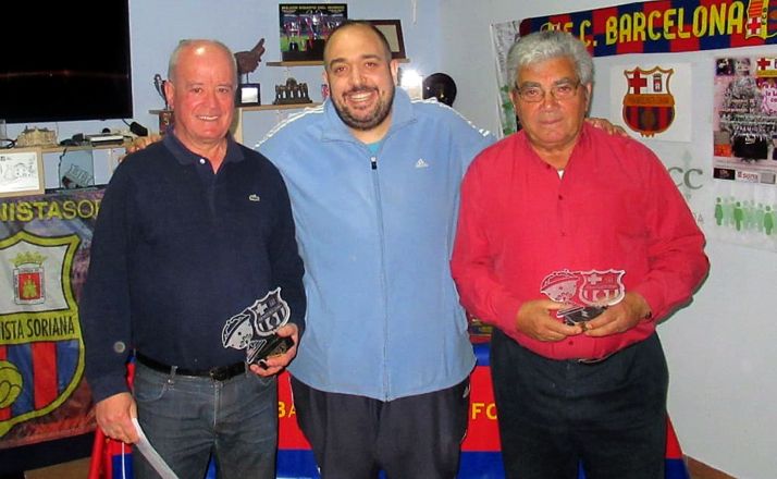 Los campeones, a cada lado, con sus trofeos. /Alfredo García