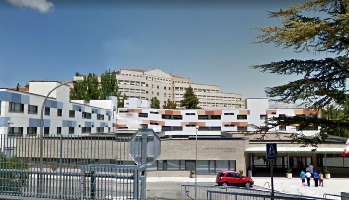 Una imagen del centro asistencial, detrás, el hospital Virgen del Mirón. /GM