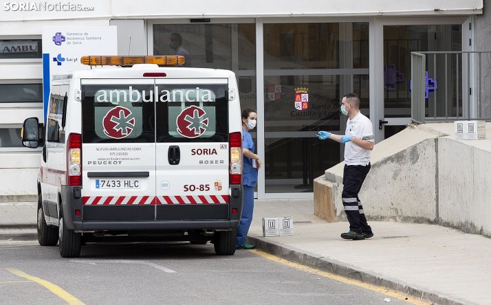 Un vehículo de Nuevas Ambulancias frente a la puerta principal del Santa Bárbara. /María Ferrer