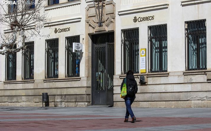 Correos afirma que solo presta el servicio postal público obligatorio con el personal mínimo imprescindible