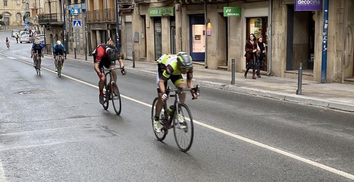 Merino, en primer término, en el sprint de llegada en Tafalla. 