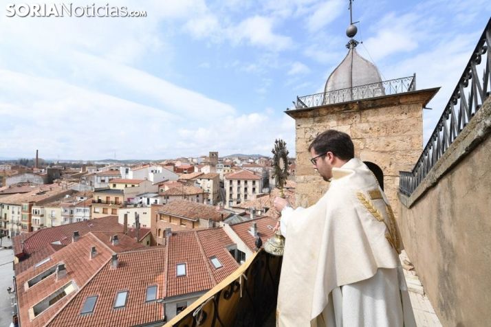 Una imagen de la exposición del Santísimo ayer en Ágreda. /Nacho Grijalbo
