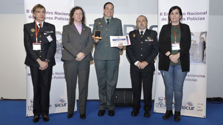 Teresa Miras, en el centro, con su premio. 