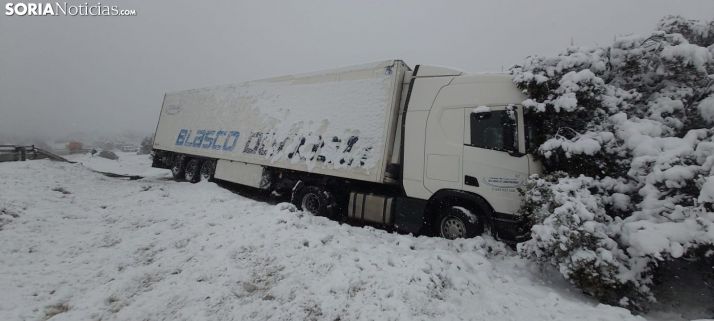Salidas de vía y vehículos atascados por la nieve en el Madero