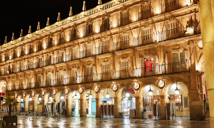Imagen nocturna de archivo de la plaza Mayor de Salamanca. 