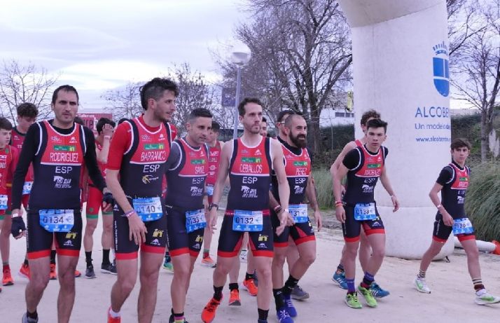 Equipos femenino y masculino de Triatlón Soriano