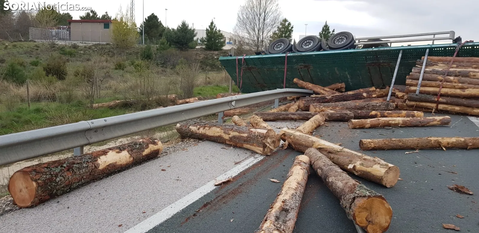 Foto 10 - Vuelca un cami&oacute;n con madera en Golmayo