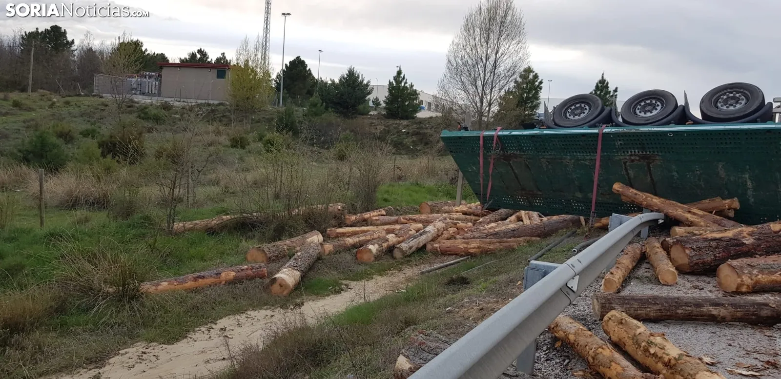 Foto 9 - Vuelca un cami&oacute;n con madera en Golmayo