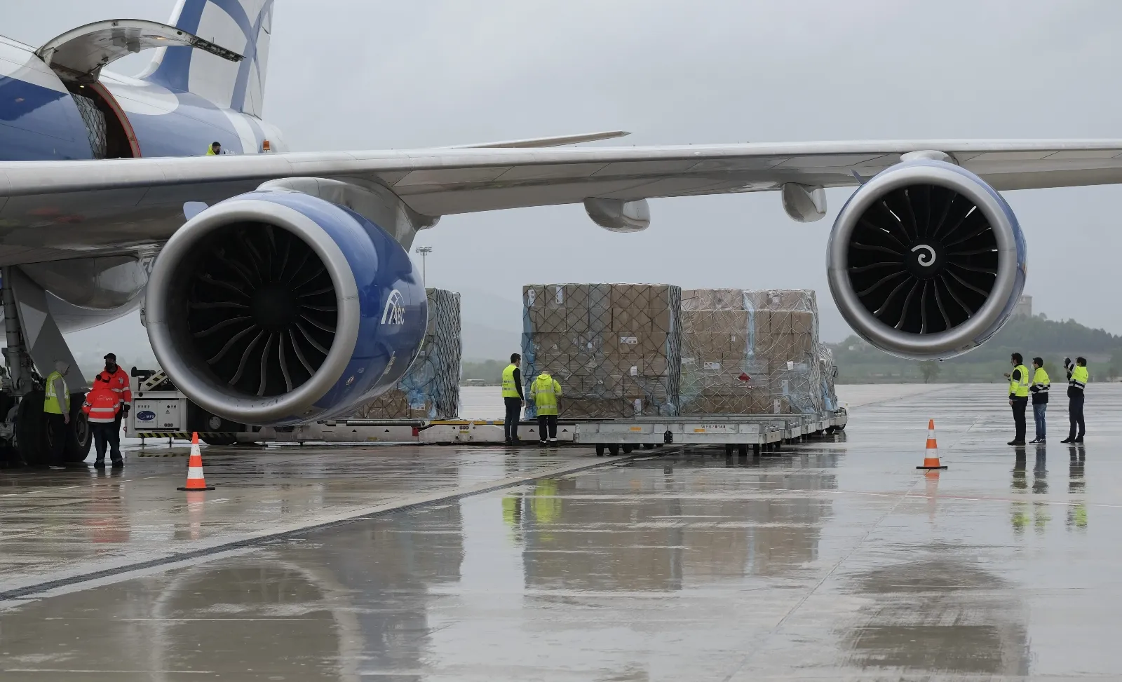 Foto 2 - CyL recibe el mayor cargamento de material de protecci&oacute;n, 675 metros c&uacute;bicos, en un Boeing 747, procedente de Shanghai