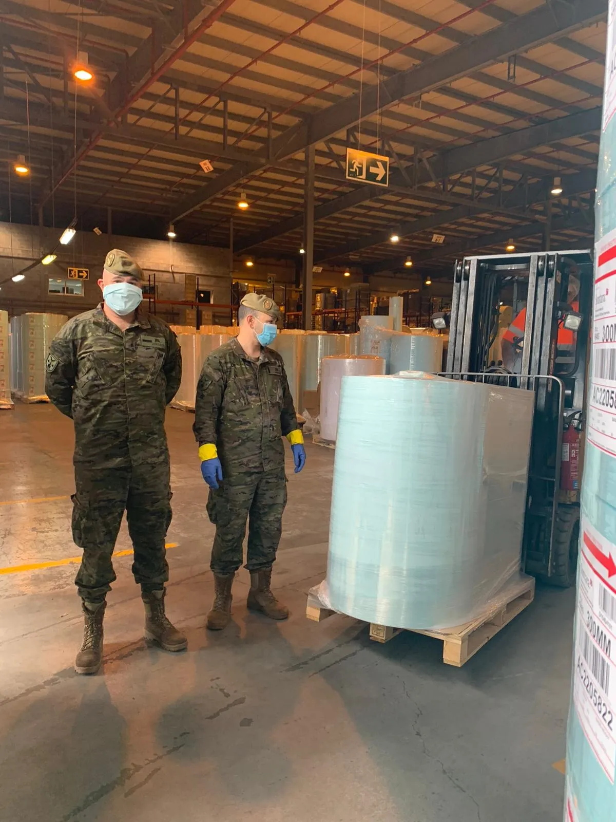 Imágenes de la salida a reparto del material.