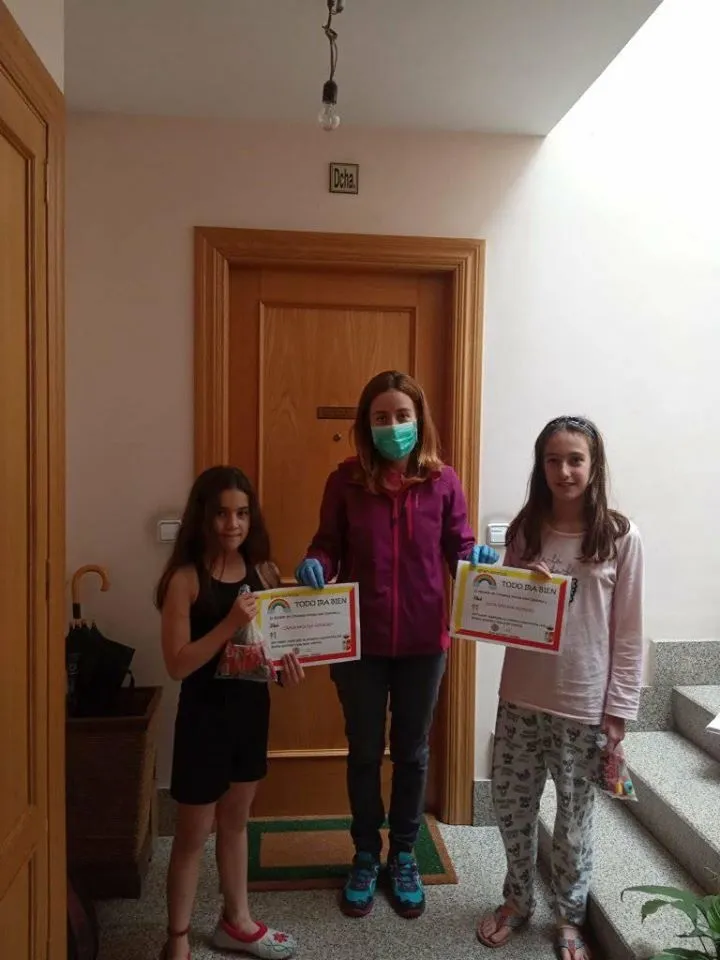 Foto 2 - Los ni&ntilde;os de Covaleda reciben un diploma y unas chuches por su buen comportamiento 