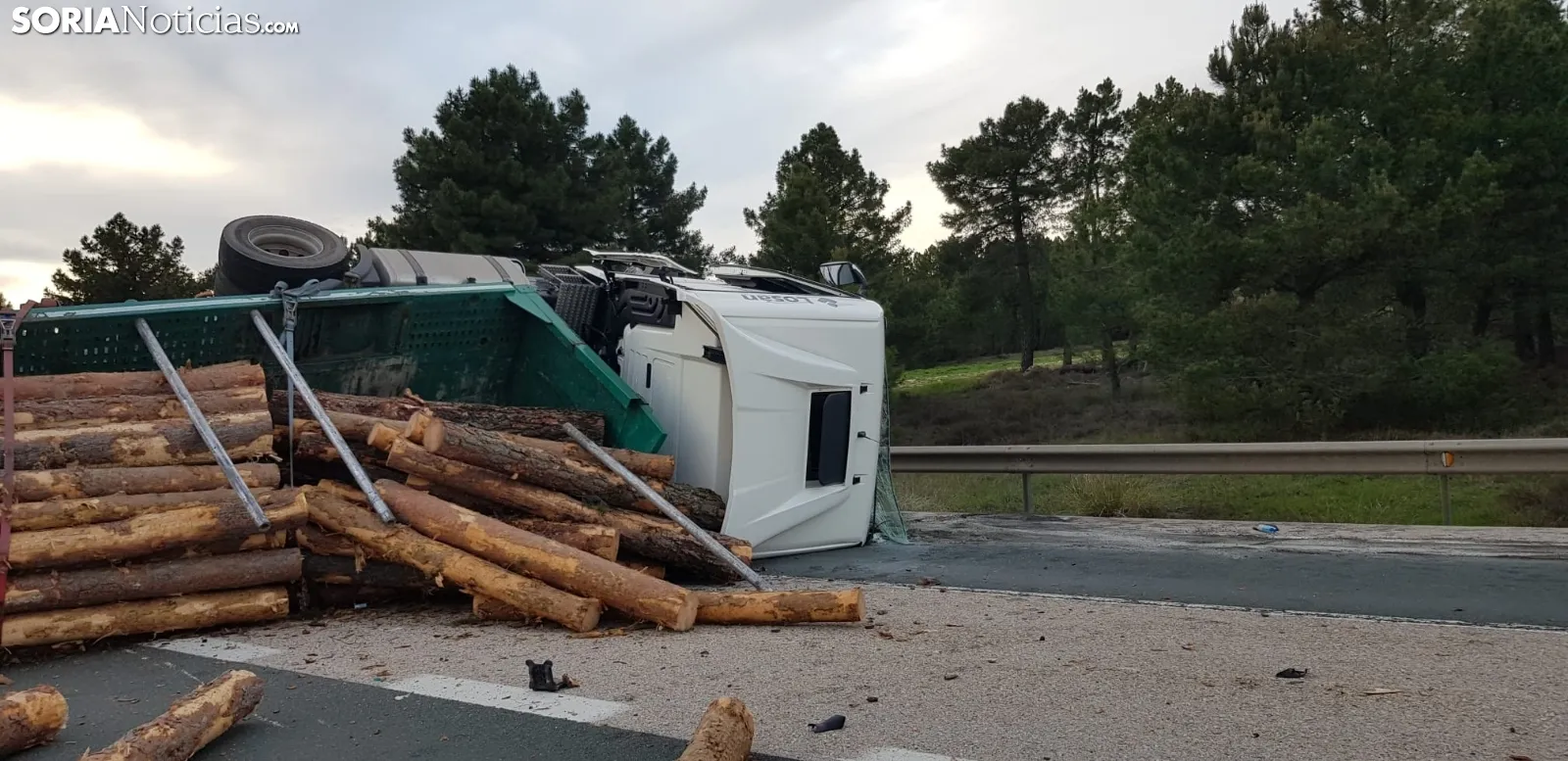 Foto 2 - Vuelca un cami&oacute;n con madera en Golmayo