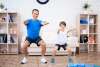 Padre e hijo disfrutan de una sesión de ejercicio en casa.