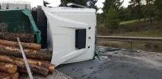 Foto 8 - Vuelca un cami&oacute;n con madera en Golmayo