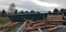Foto 4 - Vuelca un cami&oacute;n con madera en Golmayo