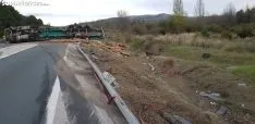 Foto 6 - Vuelca un cami&oacute;n con madera en Golmayo