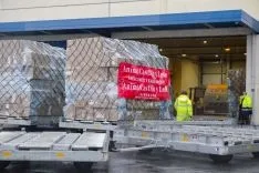 Foto 5 - CyL recibe el mayor cargamento de material de protecci&oacute;n, 675 metros c&uacute;bicos, en un Boeing 747, procedente de Shanghai