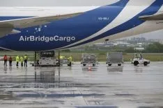 Foto 4 - CyL recibe el mayor cargamento de material de protecci&oacute;n, 675 metros c&uacute;bicos, en un Boeing 747, procedente de Shanghai