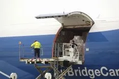 Foto 3 - CyL recibe el mayor cargamento de material de protecci&oacute;n, 675 metros c&uacute;bicos, en un Boeing 747, procedente de Shanghai