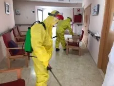 Foto 6 - Fotos: La UME desinfecta la residencia de Matamala de Almaz&aacute;n