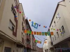 Las calles decoradas para el cumpleaños de Mario.