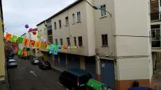 Las calles decoradas para el cumpleaños de Mario.