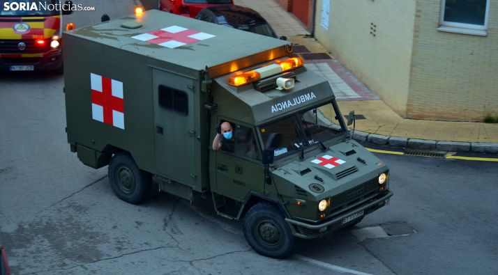 Una de las dos ambulancias del Ejército durante uno de los recorridos de las ocho de la tarde. /SN