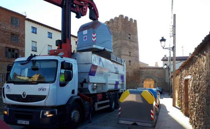 Recogida de basura en la plaza de El Tirador, en Ágreda. /Dip.