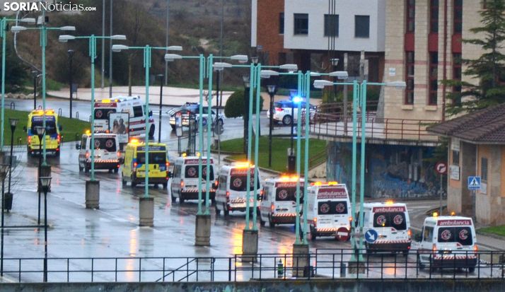 La caravana de personal sanitario y de seguridad ayer por Los Pajaritos. /SN