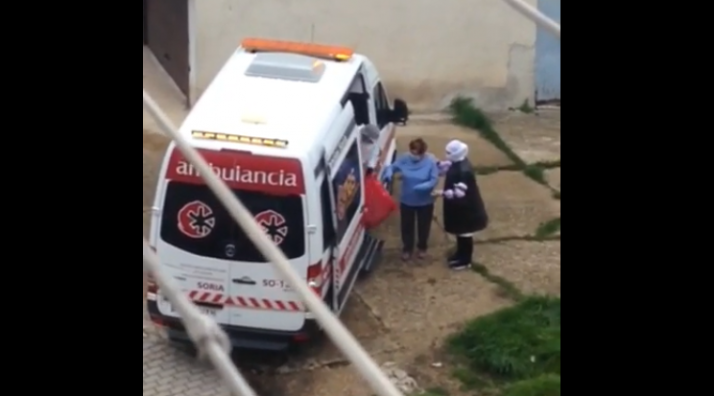 VÍDEO: Una vecina de Covaleda, recibida entre aplausos tras superar el Covid-19