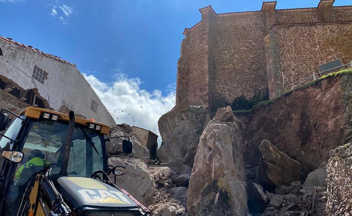 Una imagen del desprendimiento bajo el ábside del templo parroquial. 