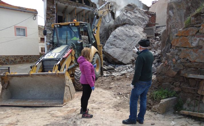 La vicepresidenta provincial y el alcalde en el lugar del derrumbe. /Dip.