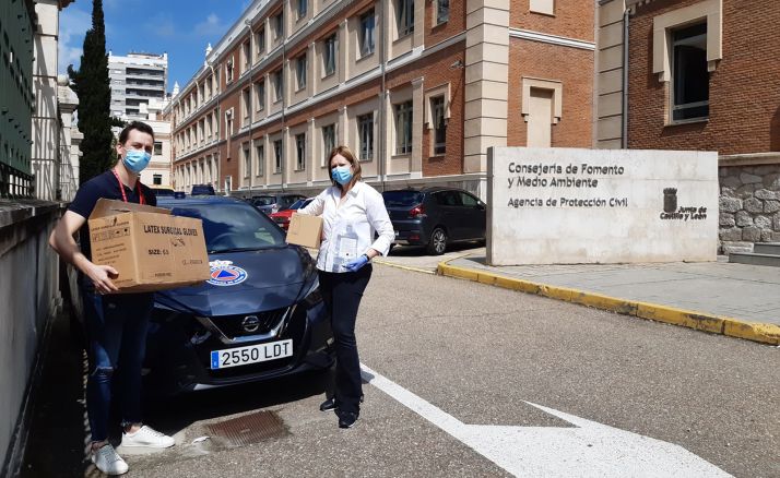 La directora de la Agencia de Protección Civil en una entrega de material. /Jta.