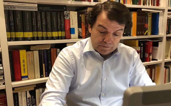 El presidente, durante la videoconferencia mantenida este martes. /Jta.