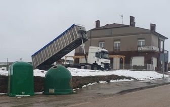 Un camión lavando una cuba en las Eras de Borobia e día 30 de marzo.