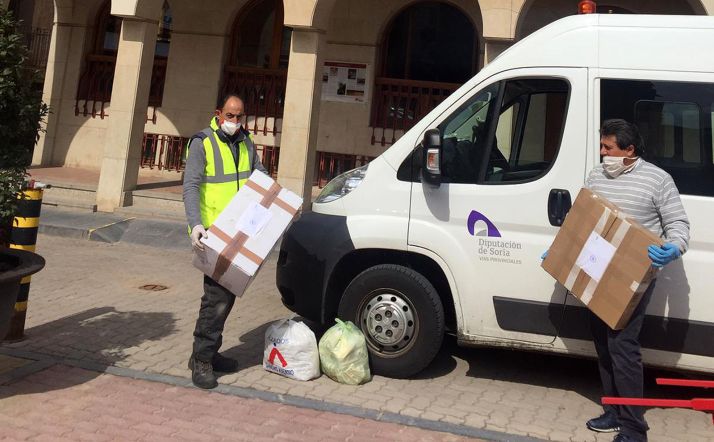 La recogida de las mascarillas ayer frente al ayuntamiento de la localidad zaragozana. /Dip.