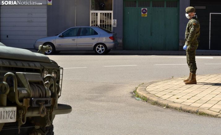 Un miembro del Ejército de Tierra en labores de apoyo en la capital. /SN