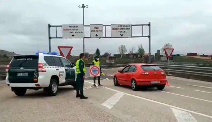 Un control de la Guardia Civil a la entrada de Soria estos días de estado de alarma. 