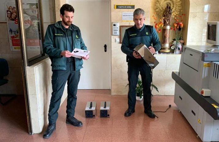 Dos agentes con los ozonizadores. /CRS