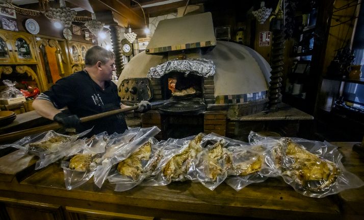 Lechazos recién sacados del horno para su comercialización. /RdV