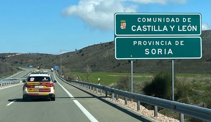 Un vehículo del SAMUR en la A-15 ayer, antes de llegar a la capital. 