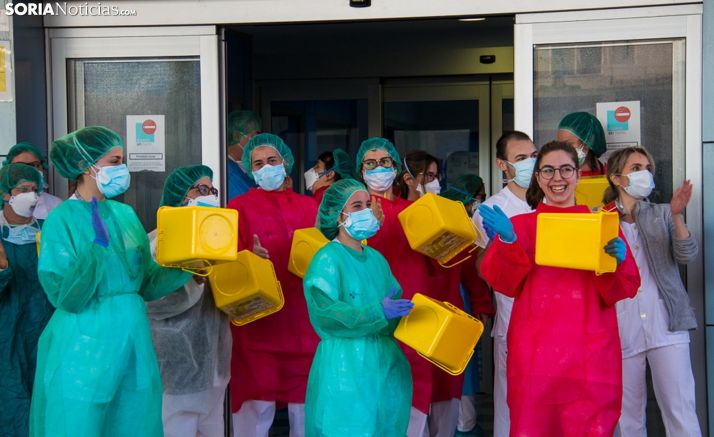 Sanitarios sorianos en las puertas de Urgencias del Santa Bárbara. /viksarfotografia