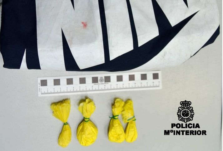 Droga y la mochila incautadas. /Subdelegación