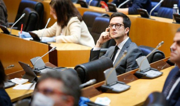 Tomás Cabezón en sede parlamentaria.