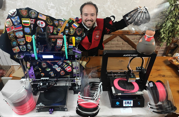 La Tuna de Derecho de Valladolid reparte 200 máscaras de protección en Soria