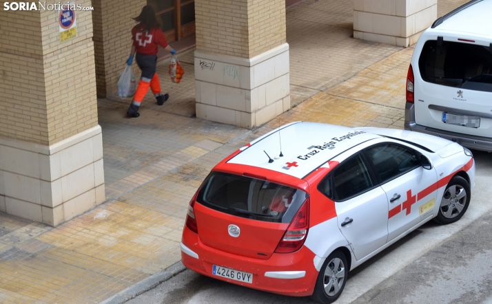 Una voluntaria de Cruz Roja Soria en el reparto de alimentos durante la crisis sanitaria. /SN