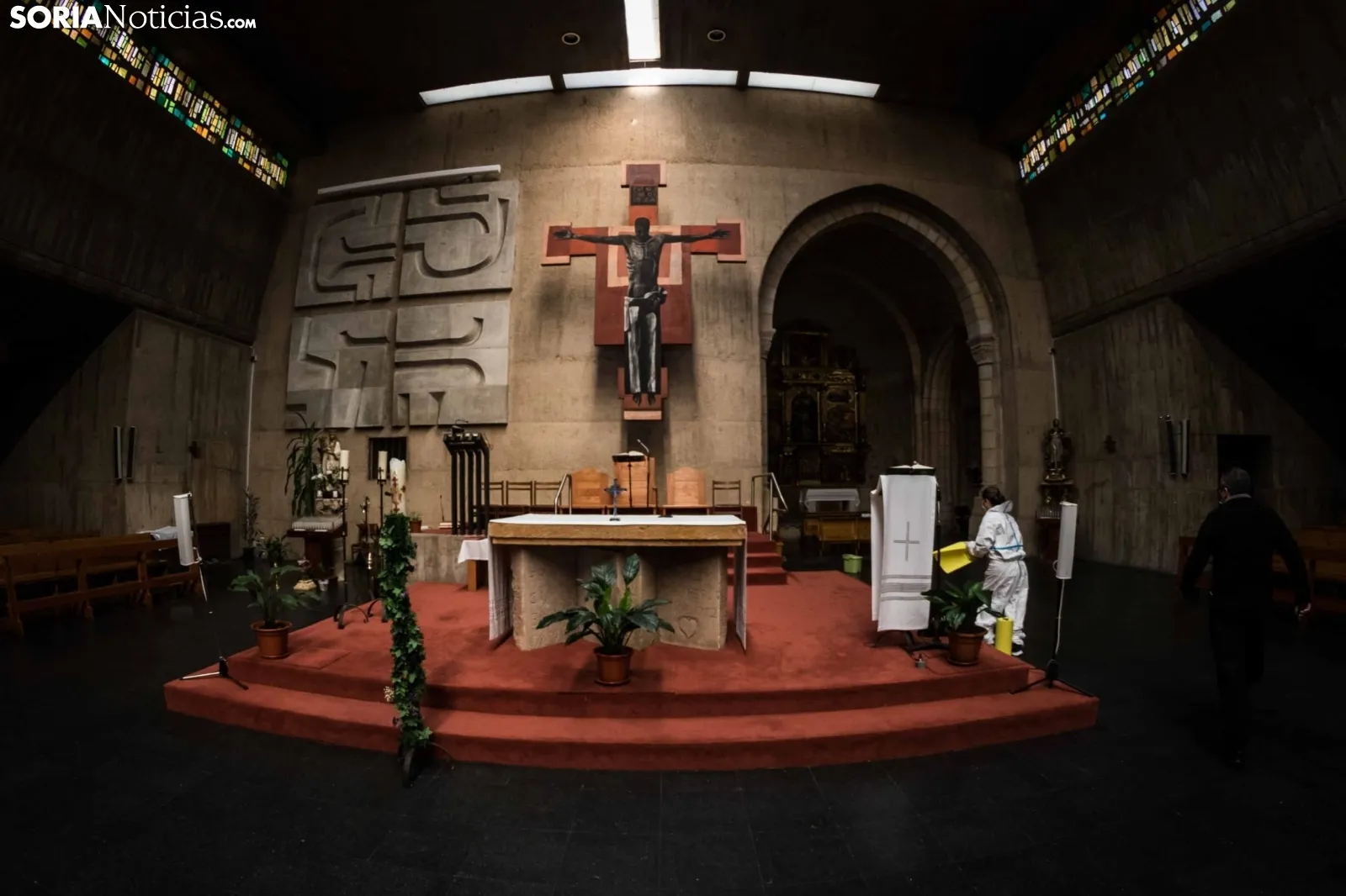 Labores de limpieza y desinfección en el templo de El Salvador, en la capital. /Viksar Fotografía