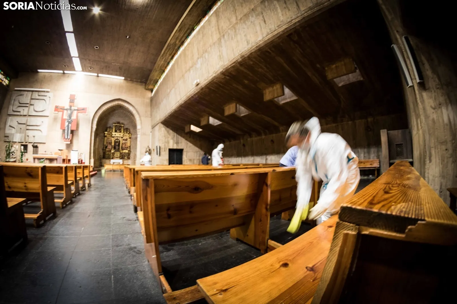 Labores de limpieza y desinfección en el templo de El Salvador, en la capital. /Viksar Fotografía