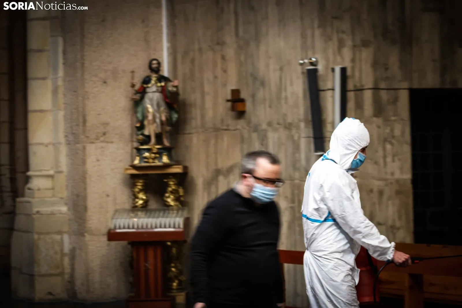 Labores de limpieza y desinfección en el templo de El Salvador, en la capital. /Viksar Fotografía